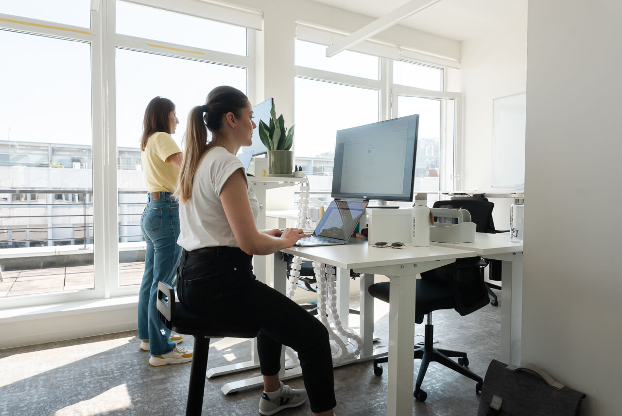 Desk Sharing ergonomisch umsetzen: So funktionieren Arbeitsplätze für wechselnde Nutzer