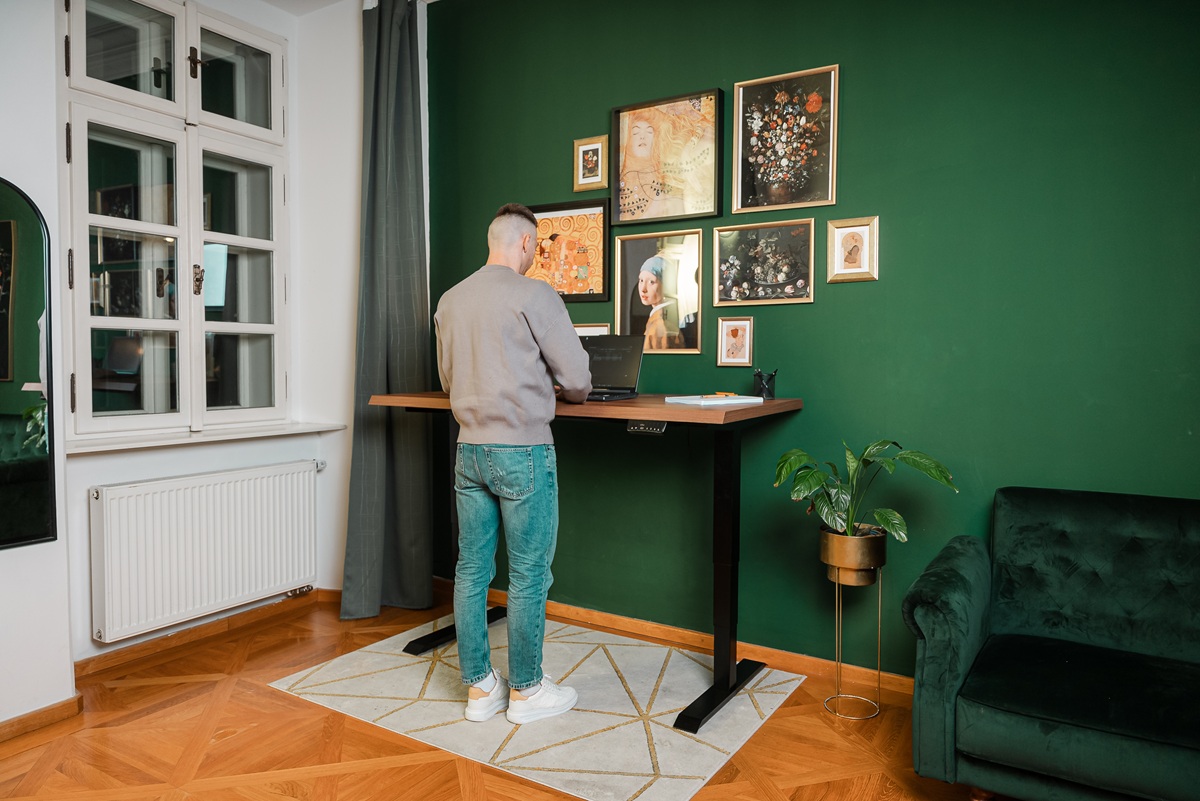 Die richtige Schreibtischhöhe beim Arbeiten im Stehen