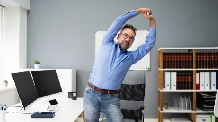 Stretching im Büro