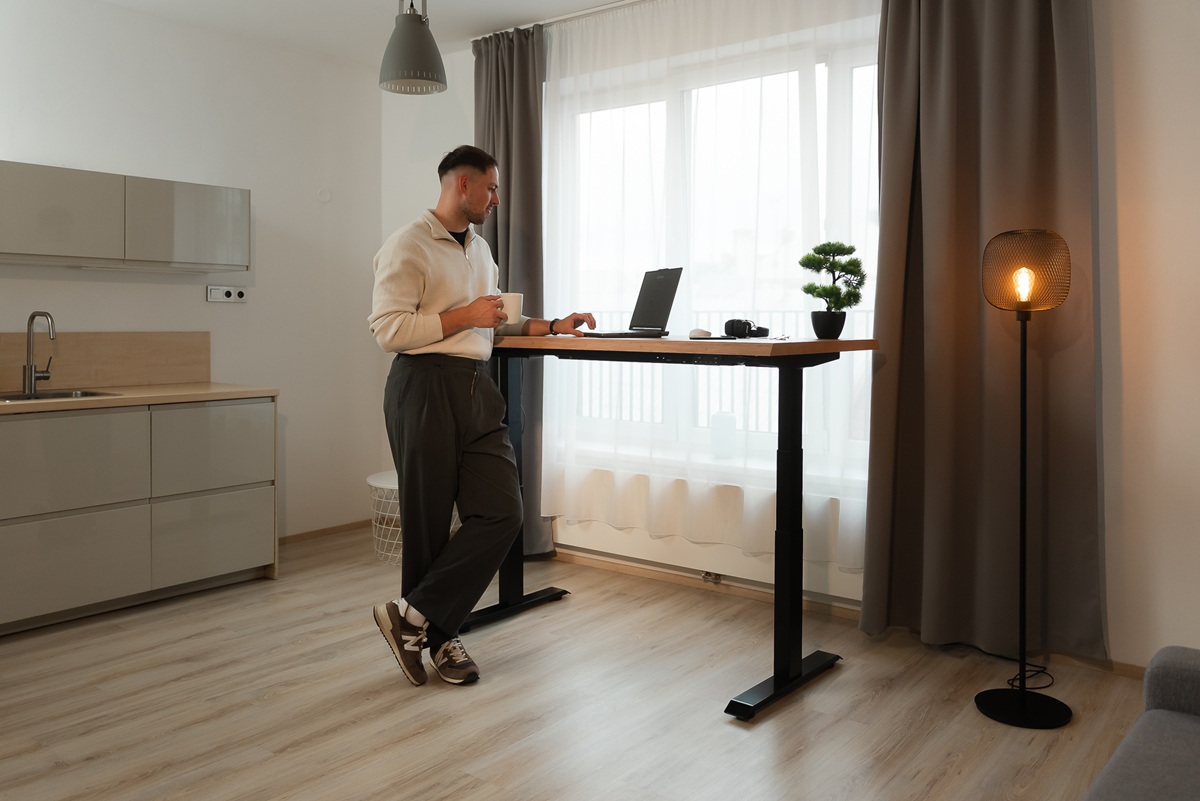 H&ouml;henverstellbarer Schreibtisch Liftor Expert