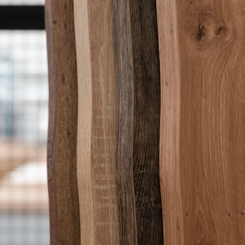 Tischplatte mit natürlicher Baumkante beim höhenverstellbaren Schreibtisch Liftor