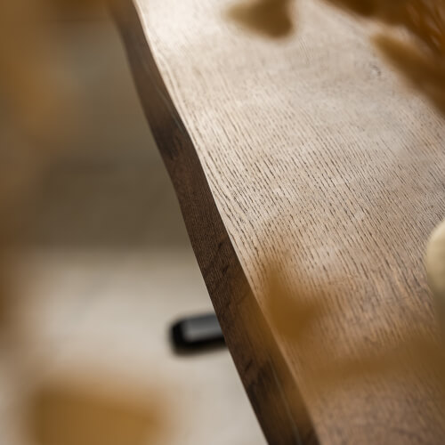 Tischplatte mit natürlicher Baumkante beim höhenverstellbaren Schreibtisch Liftor