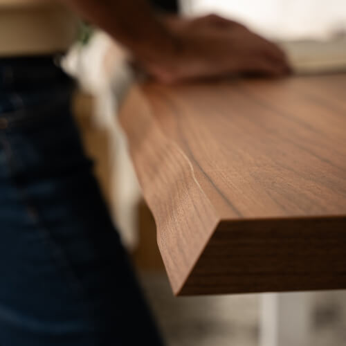 Tischplatte mit natürlicher Baumkante beim höhenverstellbaren Schreibtisch Liftor