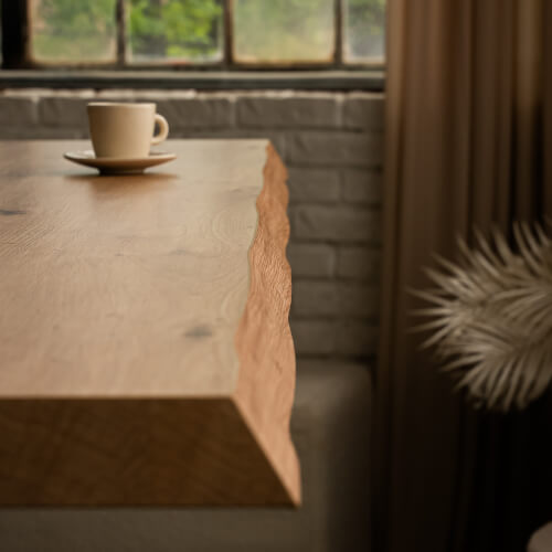 Tischplatte mit natürlicher Baumkante beim höhenverstellbaren Schreibtisch Liftor