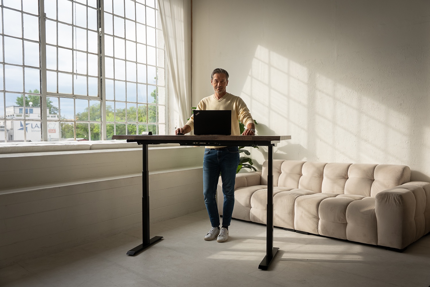 Ergonomie im Homeoffice: Warum ein höhenverstellbarer Schreibtisch heute fast unverzichtbar ist